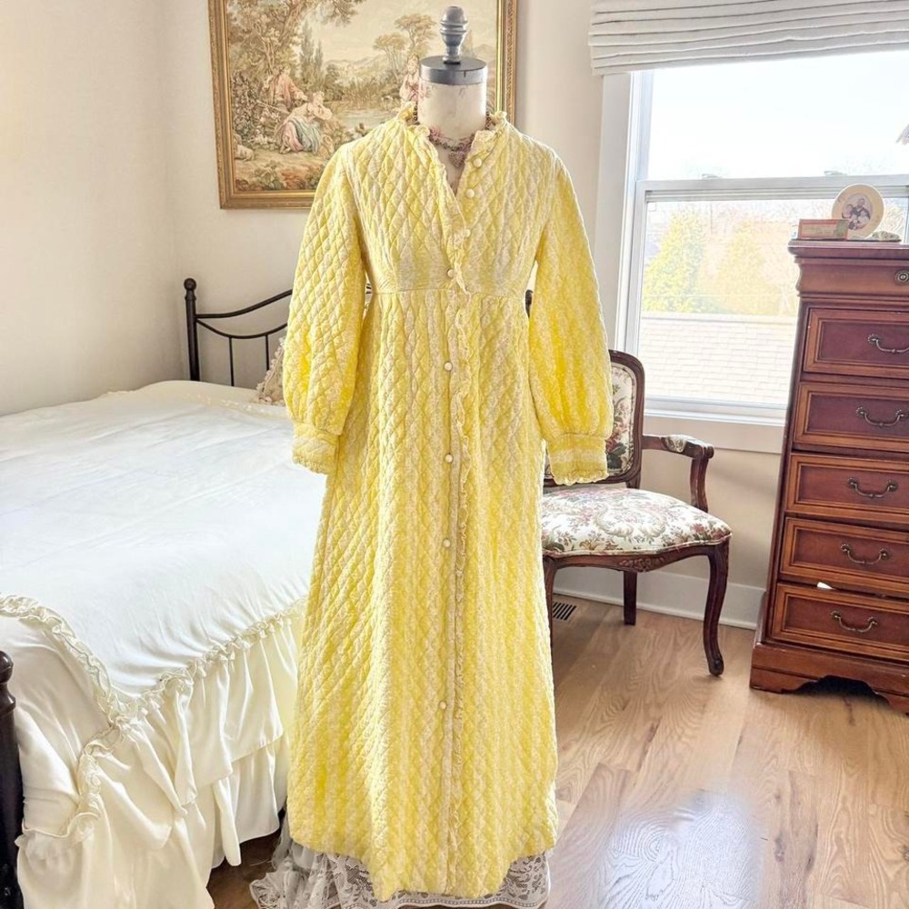70s‎ yellow quilted house dress Ladybug brand fits like an xs - Picture 2 of 7